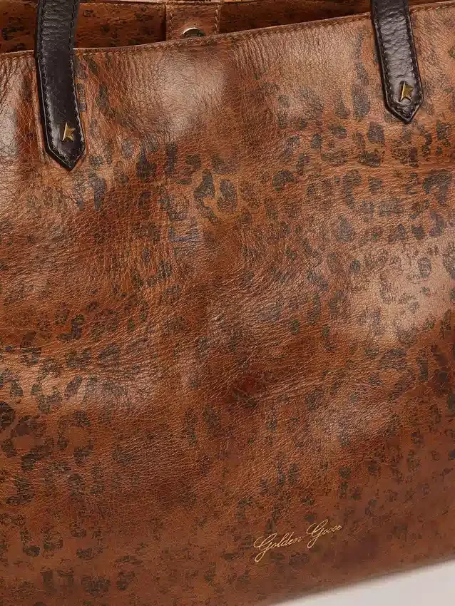 Bolso Pasadena de cuero martillado con estampado de leopardo y asas negras en contraste