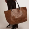Bolso Pasadena de cuero martillado con estampado de leopardo y asas negras en contraste