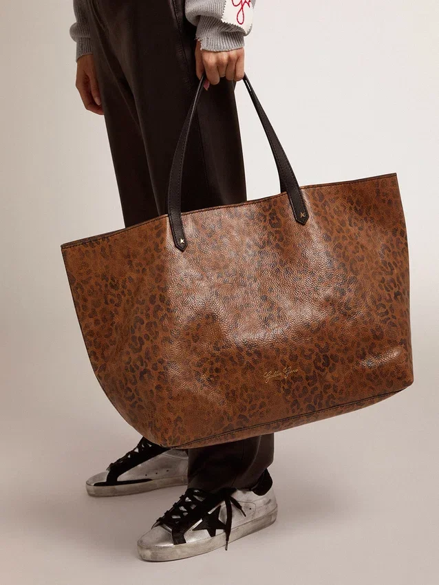 Bolso Pasadena de cuero martillado con estampado de leopardo y asas negras en contraste