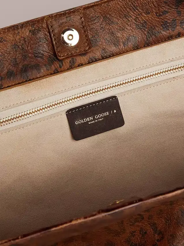 Bolso Pasadena de cuero martillado con estampado de leopardo y asas negras en contraste
