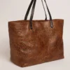 Bolso Pasadena de cuero martillado con estampado de leopardo y asas negras en contraste
