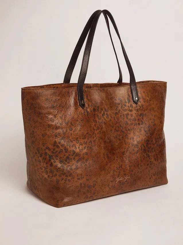 Bolso Pasadena de cuero martillado con estampado de leopardo y asas negras en contraste