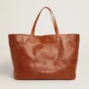 Bolso Pasadena en piel martillada brillante de color beige con logotipo dorado en el frente