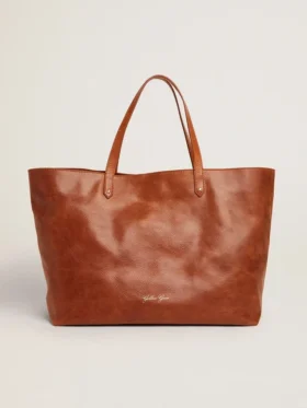 Bolso Pasadena en piel martillada brillante de color beige con logotipo dorado en el frente