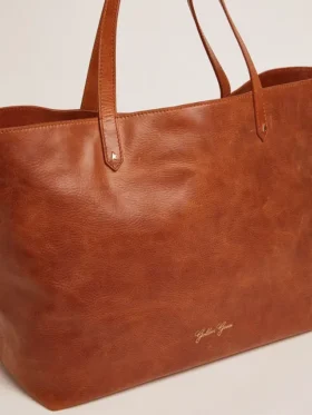 Bolso Pasadena en piel martillada brillante de color beige con logotipo dorado en el frente