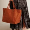 Bolso Pasadena en piel martillada brillante de color beige con logotipo dorado en el frente