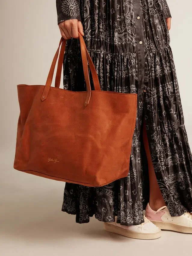Bolso Pasadena en piel martillada brillante de color beige con logotipo dorado en el frente