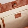 Bolso Pasadena en piel martillada brillante de color beige con logotipo dorado en el frente
