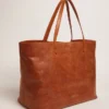 Bolso Pasadena en piel martillada brillante de color beige con logotipo dorado en el frente