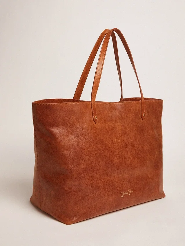 Bolso Pasadena en piel martillada brillante de color beige con logotipo dorado en el frente