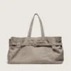 Bolso tipo tote de lona antracita con bordados y detalles en plata envejecida
