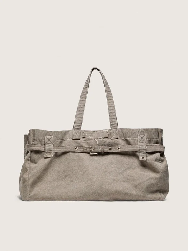 Bolso tipo tote de lona antracita con bordados y detalles en plata envejecida