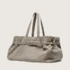 Bolso tipo tote de lona antracita con bordados y detalles en plata envejecida