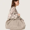Bolso tipo tote de lona antracita con bordados y detalles en plata envejecida