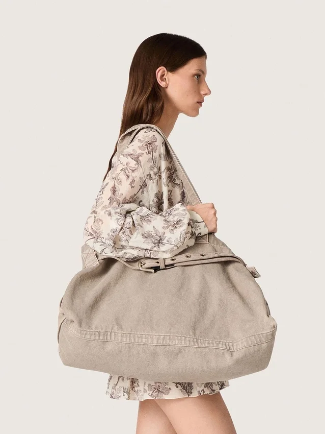 Bolso tipo tote de lona antracita con bordados y detalles en plata envejecida