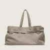 Bolso tipo tote de lona antracita con bordados y detalles en plata envejecida