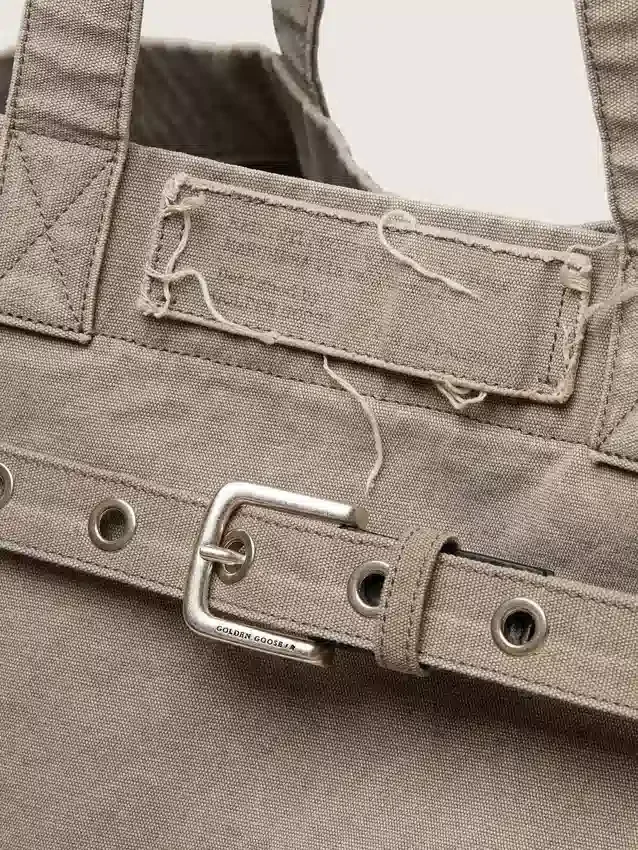 Bolso tipo tote de lona antracita con bordados y detalles en plata envejecida