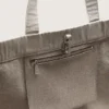 Bolso tipo tote de lona antracita con bordados y detalles en plata envejecida