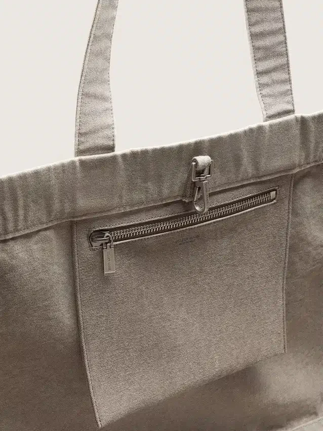 Bolso tipo tote de lona antracita con bordados y detalles en plata envejecida