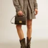 Bolso Venezia en cuero envejecido negro con detalles dorados