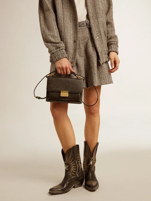 Bolso Venezia en cuero envejecido negro con detalles dorados