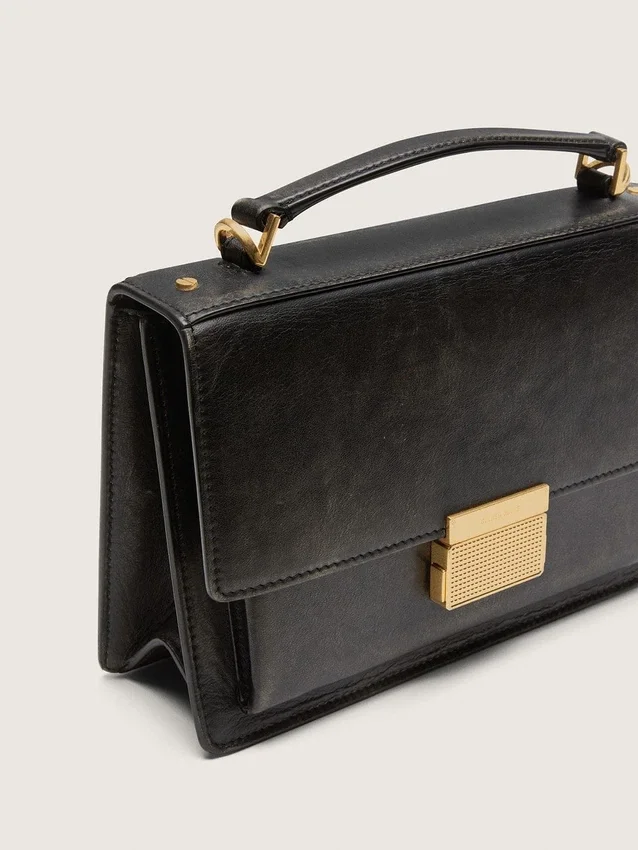 Bolso Venezia en cuero envejecido negro con detalles dorados