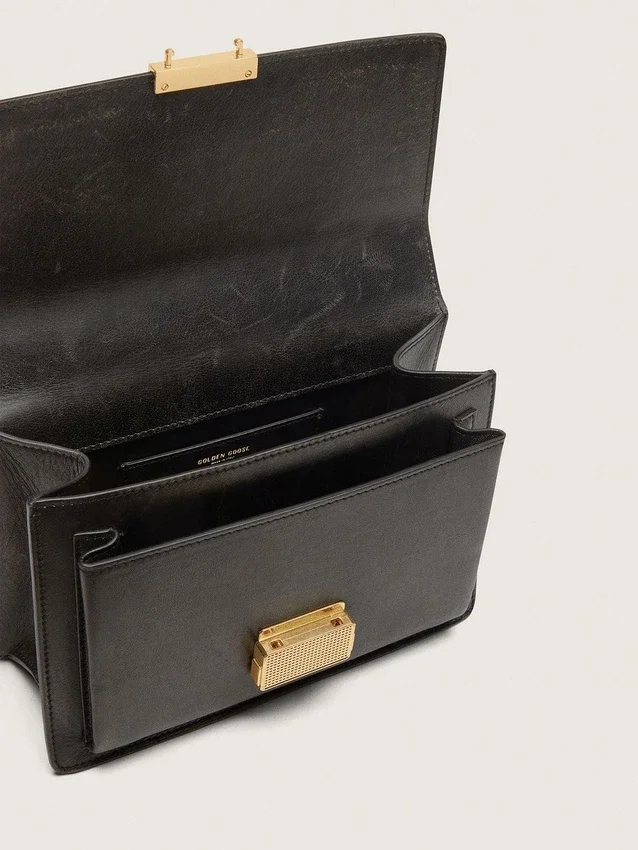 Bolso Venezia en cuero envejecido negro con detalles dorados