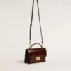 Bolso Venezia en cuero laminado color marrón oscuro con detalles dorados