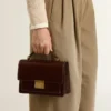 Bolso Venezia en cuero laminado color marrón oscuro con detalles dorados