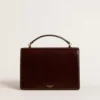 Bolso Venezia en cuero laminado color marrón oscuro con detalles dorados