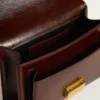 Bolso Venezia en cuero laminado color marrón oscuro con detalles dorados