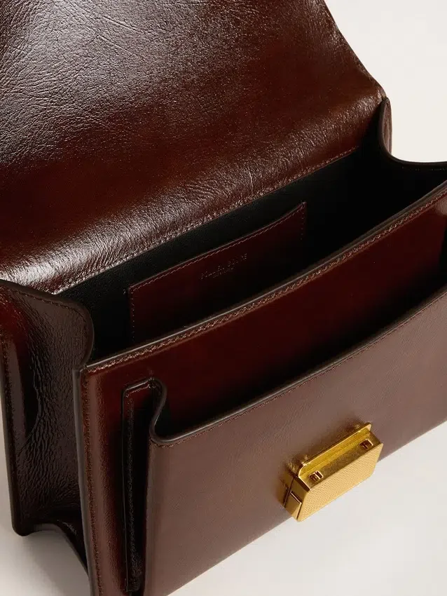 Bolso Venezia en cuero laminado color marrón oscuro con detalles dorados