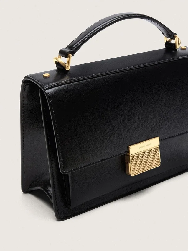 Bolso Venezia en cuero negro con detalles dorados
