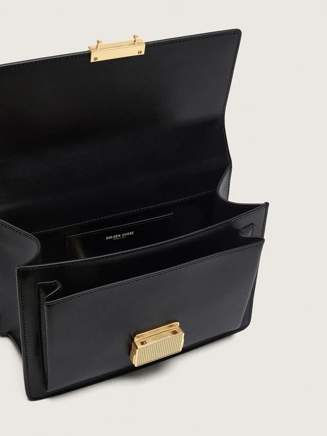 Bolso Venezia en cuero negro con detalles dorados