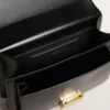Bolso Venezia en cuero negro con detalles dorados