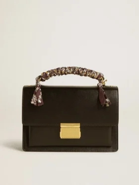 Bolso Venezia en cuero negro con estampado de tableros y pañuelo multicolor