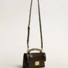 Bolso Venezia en cuero negro con estampado de tableros y pañuelo multicolor