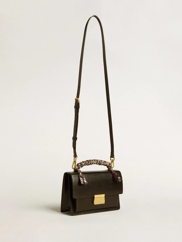 Bolso Venezia en cuero negro con estampado de tableros y pañuelo multicolor