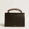 Bolso Venezia en cuero negro con estampado de tableros y pañuelo multicolor