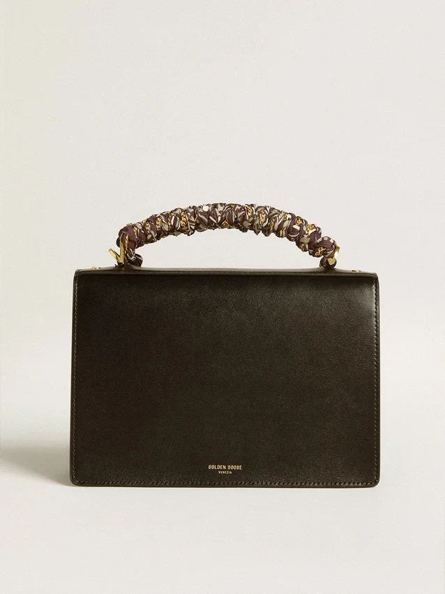 Bolso Venezia en cuero negro con estampado de tableros y pañuelo multicolor