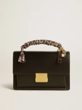 Bolso Venezia en cuero negro con relieve, pañuelo y doble dije