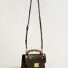 Bolso Venezia en cuero negro con relieve, pañuelo y doble dije