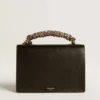 Bolso Venezia en cuero negro con relieve, pañuelo y doble dije
