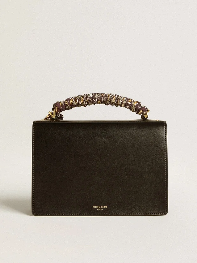 Bolso Venezia en cuero negro con relieve, pañuelo y doble dije