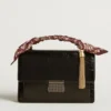 Bolso Venezia en cuero negro metalizado con detalles en negro