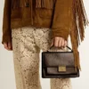 Bolso Venezia en cuero vintage marrón oscuro con relieve y detalles dorados