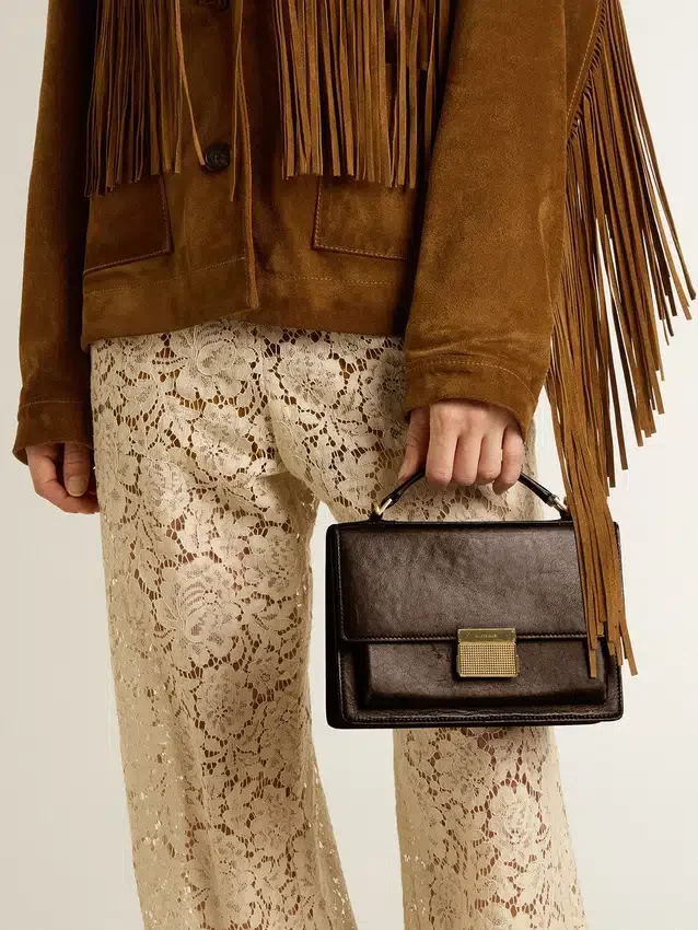 Bolso Venezia en cuero vintage marrón oscuro con relieve y detalles dorados
