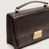 Bolso Venezia en cuero vintage marrón oscuro con relieve y detalles dorados