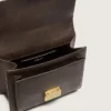 Bolso Venezia en cuero vintage marrón oscuro con relieve y detalles dorados