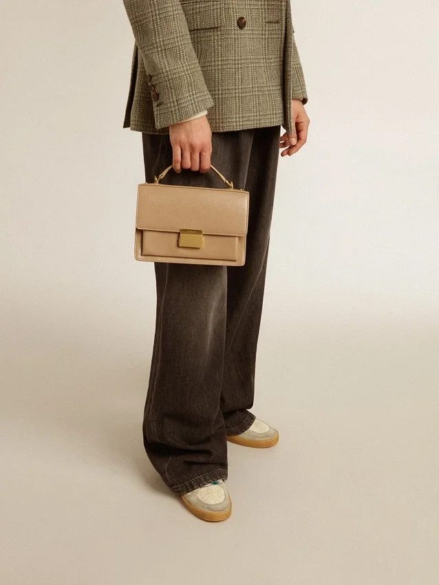 Bolso Venezia en piel beige con detalles dorados